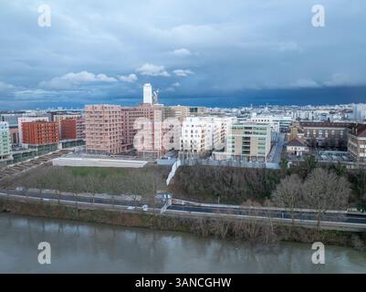 Luftaufnahme des Olympischen Dorfes der Athleten für die Olympischen Spiele von Paris 2024 bei Sonnenuntergang, Saint-Ouen, Ile-de-France, Frankreich Stockfoto
