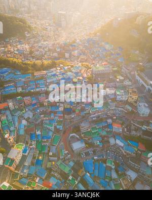 Luftaufnahme des Gamcheon Culture Village bei Sonnenaufgang, Busan, Südkorea. Stockfoto