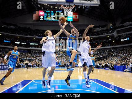 28. Februar 2010: Peja Stojakovic, Stürmer der New Orleans Hornets, verteidigt gegen Dirk Nowitzki #41 bei einem NBA-Spiel zwischen den New Orleans Hornets und den Dallas Mavericks im American Airlines Center in Dallas, TX Dallas besiegte New Orleans 108-100(Credit Image: © Albert Pena/Cal Sport Media/ZUMApress.com) Stockfoto