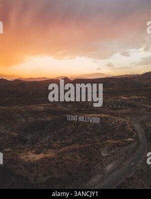 Luftaufnahme eines Western Movie Set, in der Wüste Tabernas bei Sonnenuntergang, Andalusien, Spanien. Stockfoto