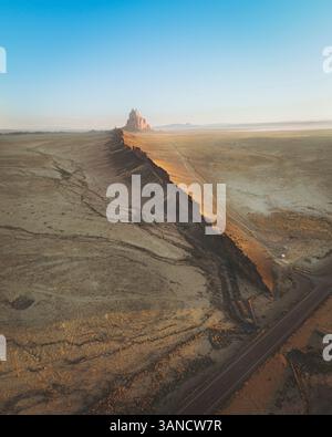 Aus der Vogelperspektive des berühmten monadnock Shiprock bei Sonnenaufgang, Navajo Nation, San Juan County, New Mexico, USA. Stockfoto