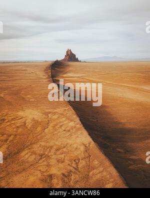 Aus der Vogelperspektive des berühmten monadnock Shiprock bei Sonnenuntergang, Navajo Nation, San Juan County, New Mexico, USA. Stockfoto