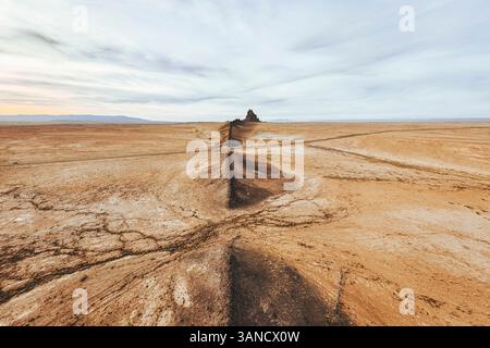 Aus der Vogelperspektive des berühmten monadnock Shiprock bei Sonnenuntergang, Navajo Nation, San Juan County, New Mexico, USA. Stockfoto