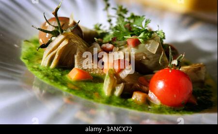 25. Februar 2010 - Coronado, CA, USA - 25. Februar 2010 - CORONADO, CA - Barigoule mit Artischocken mit Pesto-Brühe, im Mistral Restaurant im Loews Coronado Bay Resort. Foto: HOWARD Lipin/San Diego Union-Tribune) Pflichtfeld Foto: HOWARD LIPIN/ San Diego Union-Tribune/ZUMApress.com (Foto: © The San Diego Union-Tribune/ZUMApress.com) Stockfoto