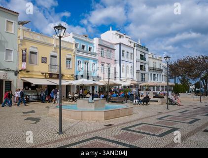 Lagos, Algarve, Portugal - Haeuser mit bunten Fassaden in der Altstadt von Lagos, Fussgaengerzone an der Porta de Portugal. Lagos Algarve Portugal *** Lagos, Algarve, Portugal Häuser mit bunten Fassaden in der Altstadt von Lagos, Fußgängerzone an der Porta de Portugal Lagos Algarve Portugal Stockfoto