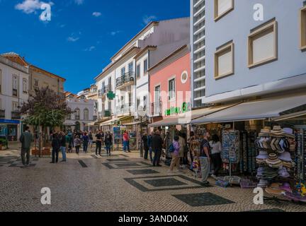 Lagos, Algarve, Portugal - Geschaefte in der Altstadt von Lagos, Fussgaengerzone. Lagos Algarve Portugal *** Lagos, Algarve, Portugal Geschäfte in der Altstadt von Lagos, Fußgängerzone Lagos Algarve Portugal Stockfoto