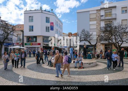 Lagos, Algarve, Portugal - Altstadt von Lagos, Ortskern Praca Gil Eanes in der Fussgaengerzone. Figur Dom Sebastiao. Lagos Algarve Portugal *** Lagos, Algarve, Portugal Altstadt von Lagos, Stadtzentrum Praca Gil Eanes in der Fußgängerzone Figur Dom Sebastiao Lagos Algarve Portugal Stockfoto