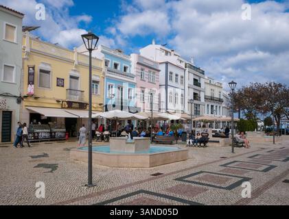 Lagos, Algarve, Portugal - Haeuser mit bunten Fassaden in der Altstadt von Lagos, Fussgaengerzone an der Porta de Portugal. Lagos Algarve Portugal *** Lagos, Algarve, Portugal Häuser mit bunten Fassaden in der Altstadt von Lagos, Fußgängerzone an der Porta de Portugal Lagos Algarve Portugal Stockfoto