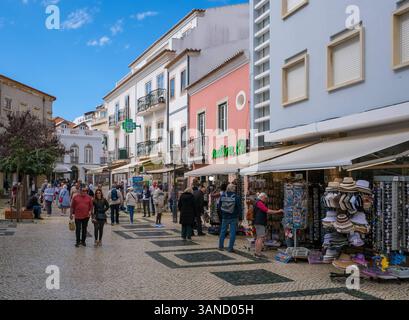 Lagos, Algarve, Portugal - Geschaefte in der Altstadt von Lagos, Fussgaengerzone. Lagos Algarve Portugal *** Lagos, Algarve, Portugal Geschäfte in der Altstadt von Lagos, Fußgängerzone Lagos Algarve Portugal Stockfoto