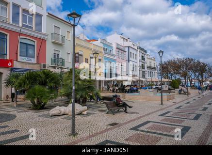Lagos, Algarve, Portugal - Haeuser mit bunten Fassaden in der Altstadt von Lagos, Fussgaengerzone an der Porta de Portugal. Lagos Algarve Portugal *** Lagos, Algarve, Portugal Häuser mit bunten Fassaden in der Altstadt von Lagos, Fußgängerzone an der Porta de Portugal Lagos Algarve Portugal Stockfoto