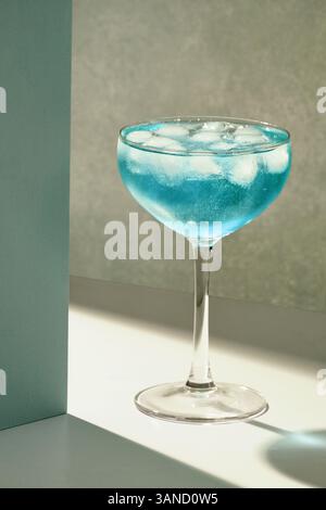 Glas blauer Margarita-Cocktail auf grauem Hintergrund Stockfoto