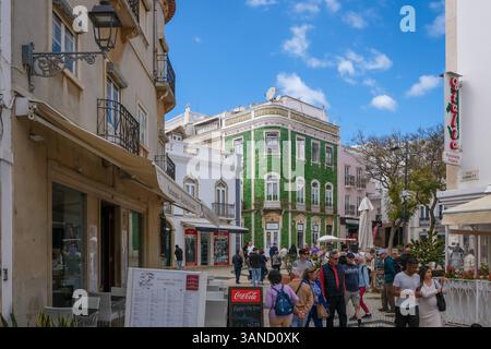 Lagos, Algarve, Portugal - das gruen gefliesste Haus an der Praca Luis de Camoesist ist eine Sehenswuerdigkeit in der Altstadt von Lagos, Fussgaengerzone. Lagos Algarve Portugal *** Lagos, Algarve, Portugal das grüne Kachelhaus am Praca Luis de Camoesist ist ein Anblick in der Altstadt von Lagos, Fußgängerzone Lagos Algarve Portugal Stockfoto