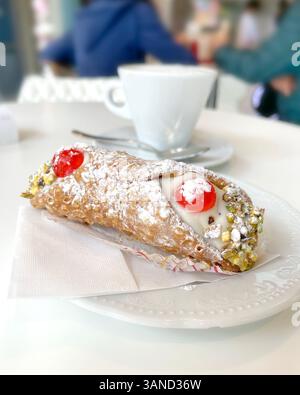 Cannoli auf Teller mit Cappuccino. Essen und Trinken. Traditionelles italienisches Dessert. Stockfoto