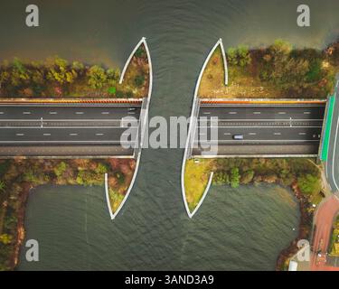 Luftaufnahme der Veluwemeer Aqueduct Water Bridge, Harderwijk, Niederlande. Stockfoto