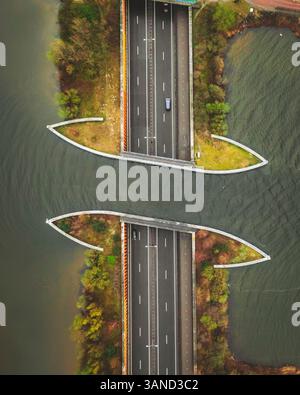 Luftaufnahme der Veluwemeer Aqueduct Water Bridge, Harderwijk, Niederlande. Stockfoto