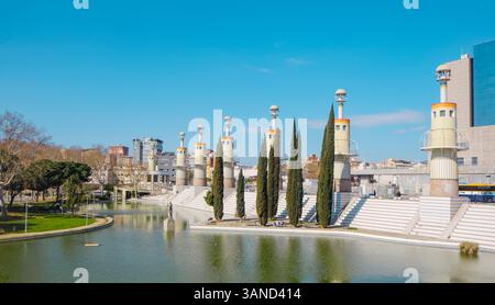 Barcelona, Spanien - 28. März 2025: Ein Blick über den öffentlichen Park La Espana Industrial in Barcelona, Spanien, wo früher die Baumwollmanufaktur war Stockfoto