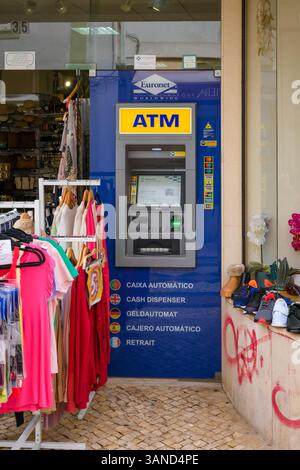 Lagos, Algarve, Portugal - Euronet Geldautomat vor einem Geschaeft in der Altstadt von Lagos, Fussgaengerzone. Lagos Algarve Portugal *** Lagos, Algarve, Portugal Euronet Geldautomat vor einem Geschäft in der Altstadt von Lagos, Fußgängerzone Lagos Algarve Portugal Stockfoto