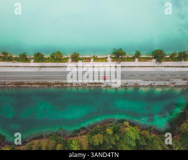 Luftaufnahme einer Straße entlang des Durrensees, des Landrosees, der Dolomiten, Italien. Stockfoto