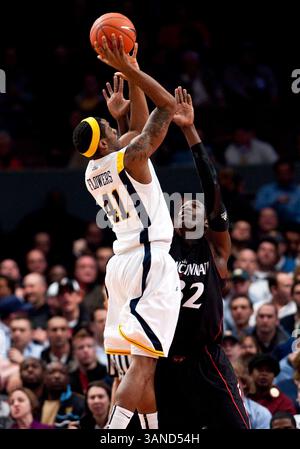 11. März 2010: West Virginia's Forward John Flowers (41) schießt über Cincinnatis Forward Ibrahima (32) während eines Viertelfinalspiels zwischen den West Virginia Mountaineers und den Cincinnati Bearcats im Madison Square Garden in New York City. West Virginia besiegte Cincinnati 54–51. (Bild: © Duncan Williams/Cal Sport Media/ZUMApress.com) Stockfoto