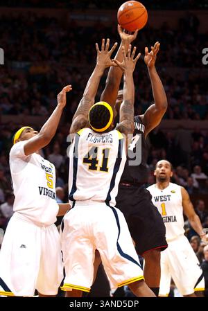 11. März 2010: John Flowers (41) und Kevin Jones (5) versuchen Cincinnatis Forward Yancy Gates (34) bei einem Viertelfinalspiel im Big East Tournament zwischen den West Virginia Mountaineers und den Cincinnati Bearcats im Madison Square Garden in New York City vom Tor abzuhalten. West Virginia besiegte Cincinnati 54–51. (Bild: © Duncan Williams/Cal Sport Media/ZUMApress.com) Stockfoto
