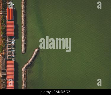 Aus der Vogelperspektive eines Hafens in der Lagune Venetiens, Venedig, Italien. Stockfoto