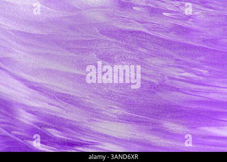 Violette und silberne Farbe schafft einen abstrakten, strukturierten Hintergrund Stockfoto