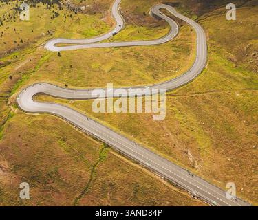 Blick aus der Vogelperspektive auf die Pas de la Casa Bergpassstraße, Andorra. Stockfoto