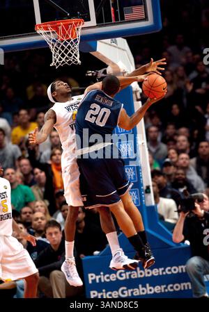 13. März 2010: John Flowers aus West Virginia (41) verteidigt Jerrelle Benimon (20), der in der ersten Halbzeit im Big East Championship-Spiel zwischen den West Virginia Mountaineers und den Georgetown Hoyas im Madison Square Garden in New York City in den Korb geht. West Virginia besiegt Georgetown 60-58.(Bild: © Duncan Williams/Cal Sport Media/ZUMApress.com) Stockfoto