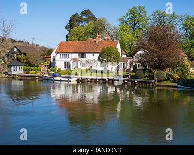 Malerisches Haus am Ufer der Themse, Hambleden Lock, Mill End, Buckinghamshire, England, GROSSBRITANNIEN, GB. Stockfoto
