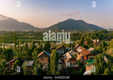 Luftaufnahme einer Gruppe typischer Häuser in der Mitte des Flusses, Rainawari, Srinagar, Jammu und Kaschmir, Indien. Stockfoto