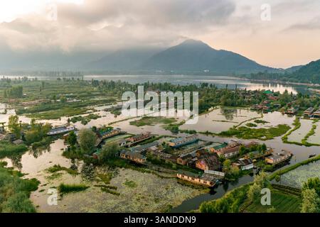 Aus der Vogelperspektive auf typische schwimmende Gebäude entlang des Flusses Rainawari, Srinagar, Jammu und Kaschmir, Indien. Stockfoto