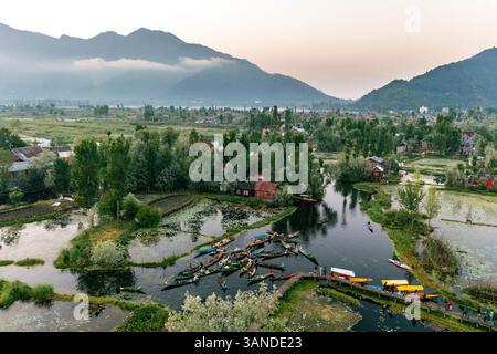 Luftaufnahme einer Gruppe typischer Häuser in der Mitte des Flusses, Rainawari, Srinagar, Jammu und Kaschmir, Indien. Stockfoto
