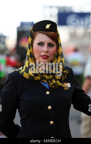 14. März 2010 - Sakhir, Bahrain - Grid Girl... Formel-1-Weltmeisterschaft, Rd 1, Bahrain Grand Prix, Rennen, Bahrain International Circuit. (Vermerk: © Sutton Motorsports/ZUMApress.com) Stockfoto