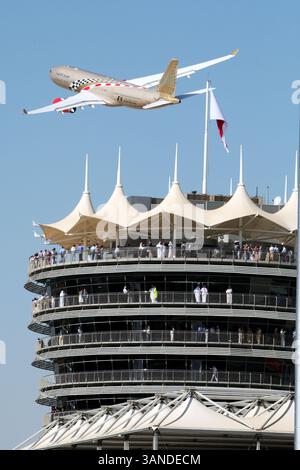14. März 2010 - Sakhir, Bahrain - Gulf Air Flyover...Formel-1-Weltmeisterschaft, Rd 1, Bahrain Grand Prix, Rennen, Bahrain International Circuit. (Vermerk: © Sutton Motorsports/ZUMApress.com) Stockfoto