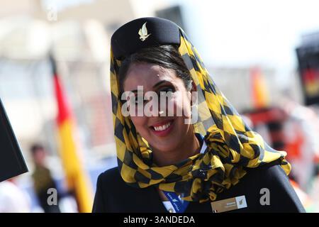 14. März 2010 - Sakhir, Bahrain - Grid Girl... Formel-1-Weltmeisterschaft, Rd 1, Bahrain Grand Prix, Rennen, Bahrain International Circuit. (Vermerk: © Sutton Motorsports/ZUMApress.com) Stockfoto
