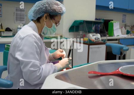 Bangkok, Thailand - 17. September 2016 : unbekannter Zahnarzt, der in einer Klinik für die Heilung von Zahnpatienten arbeitet. Stockfoto