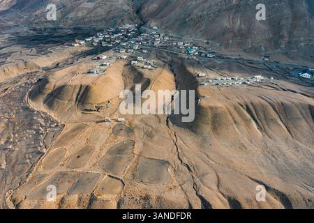 Aus der Vogelperspektive der Gemeinde KAZA, einer Bergdörfsiedlung entlang des Flusses Spiti im Frühling, Himachal Pradesh, Indien. Stockfoto