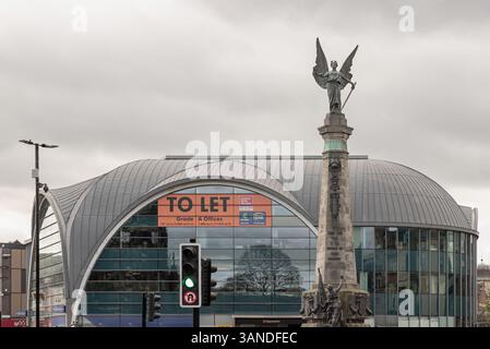 Newcastle, Großbritannien - 14. April 2025 - das Denkmal für den Südafrikanischen Krieg mit dem Haymarket im Hintergrund. Verwenden Sie es als Hintergrundbild, Poster und Raum für Tex Stockfoto