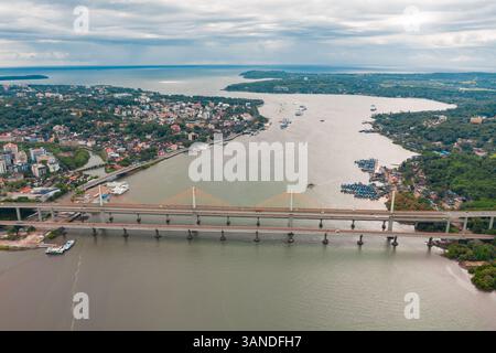Luftaufnahme der Atal Setu Brücke über den Mandovi Fluss, Panjim, Goa, Indien. Stockfoto