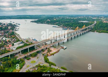 Luftaufnahme der Atal Setu Brücke über den Mandovi Fluss, Panjim, Goa, Indien. Stockfoto