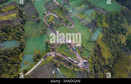 Aus der Vogelperspektive der Wanderung zum Aussichtspunkt bei Sonnenaufgang über den Mount Bromo auf der Insel Java, Indonesien. Stockfoto