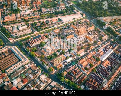 Aus der Vogelperspektive auf den liegenden Buddha an sonnigem Tag, Phra Nakhon, Bangkok, Thailand Stockfoto