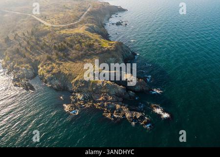 Aus der Vogelperspektive auf die zerklüftete Küste mit Klippen und ruhigen Meereswellen, Kap Agalina, Burgas, Bulgarien. Stockfoto