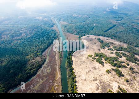Blick aus der Vogelperspektive auf den gewundenen Ropotamo-Fluss, umgeben von lebhaften Wäldern und ruhiger Wildnis, Burgas, Bulgarien. Stockfoto