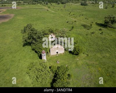 Luftaufnahme der verlassenen Kirche St. Atanasiy, Bulgarien. Stockfoto