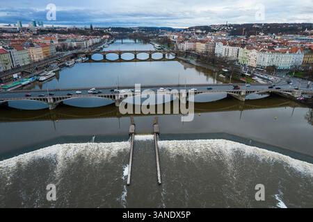 Luftaufnahme der Jirasek-Brücke in Prag, Tschechische Republik. Stockfoto