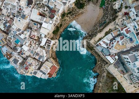 Luftaufnahme von Polignano a Mare bei Sonnenuntergang, Apulien, Italien. Stockfoto