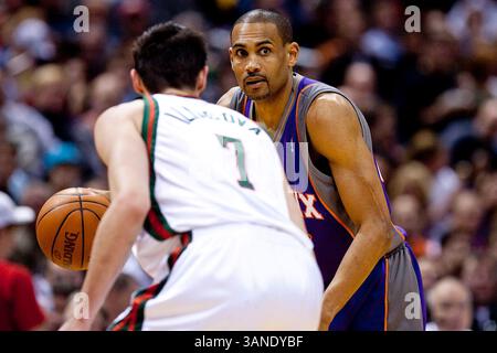 April 2010 Milwaukee, WI. Bradley Center. Phoenix Suns Grant Hill #33 bringt den Ball auf das Spielfeld, Hill hatte 2 Punkte und 6 Rebounds gegen die Bucks heute Abend. Milwaukee Bucks gewann die Phoenix Suns 107-98, und erzielte eine Siegesserie von 10 Spielen für die Suns. Mike McGinnis/CSM(Bild: © Mike McGinnis/Cal Sport Media/ZUMApress.com) Stockfoto