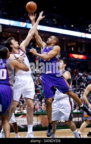April 2010 Milwaukee, WI. Bradley Center. Phoenix Suns Grant Hill #33 fährt zum Basketball, Hill hatte heute Abend 2 Punkte gegen die Bucks. Milwaukee Bucks gewann die Phoenix Suns 107-98. Mike McGinnis/CSM(Bild: © Mike McGinnis/Cal Sport Media/ZUMApress.com) Stockfoto
