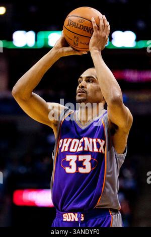 April 2010 Milwaukee, WI. Bradley Center. Phoenix Suns Grant Hill #33 hatte 2 Punkte und 6 Rebounds gegen die Bucks heute Abend. Milwaukee Bucks gewann gegen die Phoenix Suns 107-98. Mike McGinnis/CSM(Bild: © Mike McGinnis/Cal Sport Media/ZUMApress.com) Stockfoto